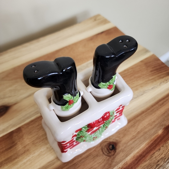 Vintage Ceramic Santa Boots in Chimney Salt and Pepper Shakers - Picture 4 of 11